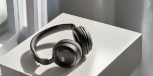 On ear hörlurar bäst i test - Sennheiser, JBL, Marshall, Koss, aShokz, alla produkter på vit bakgrund